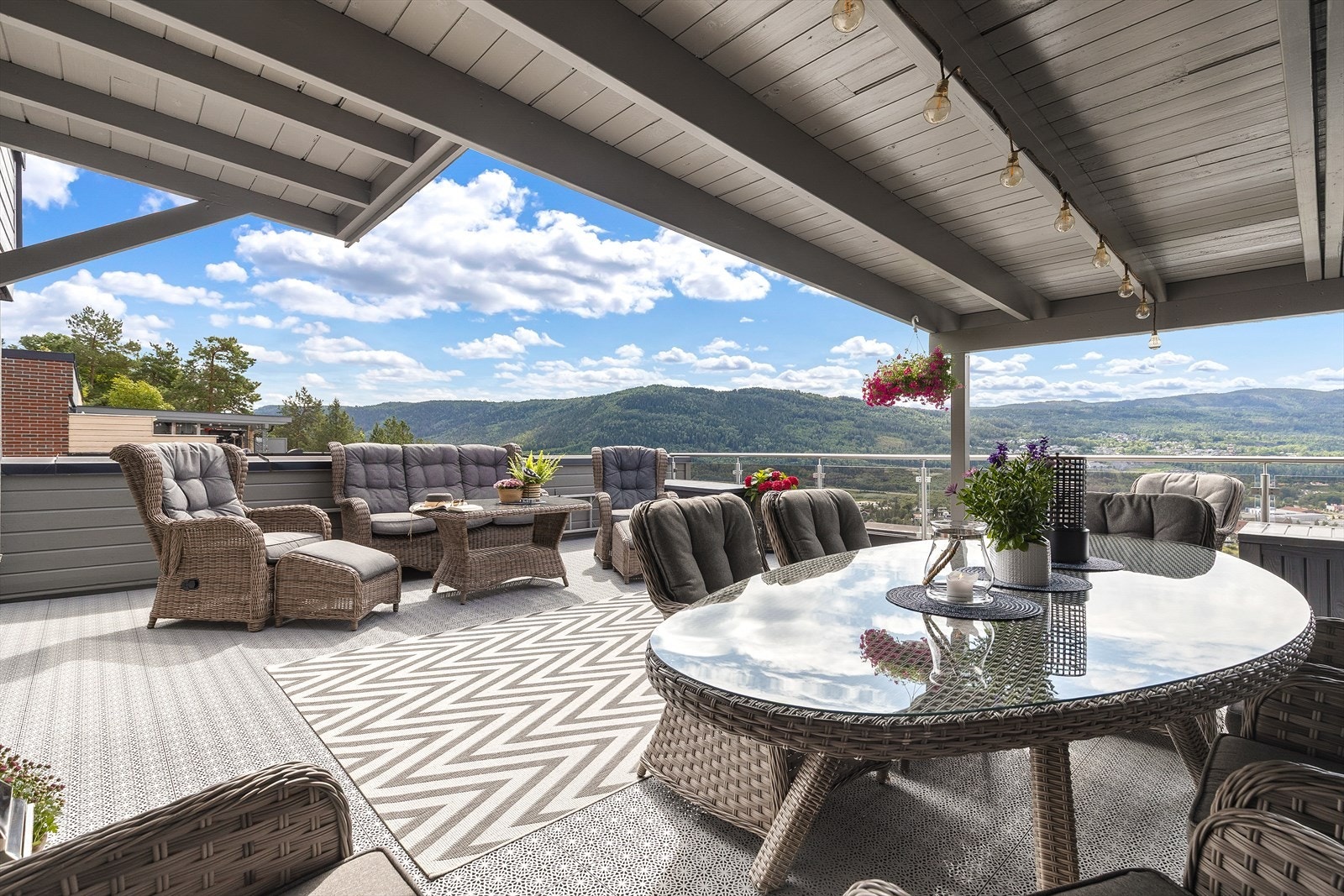 Her kan du invitere til hyggelige måltider under det overbygde terrassetaket. Galleribilde