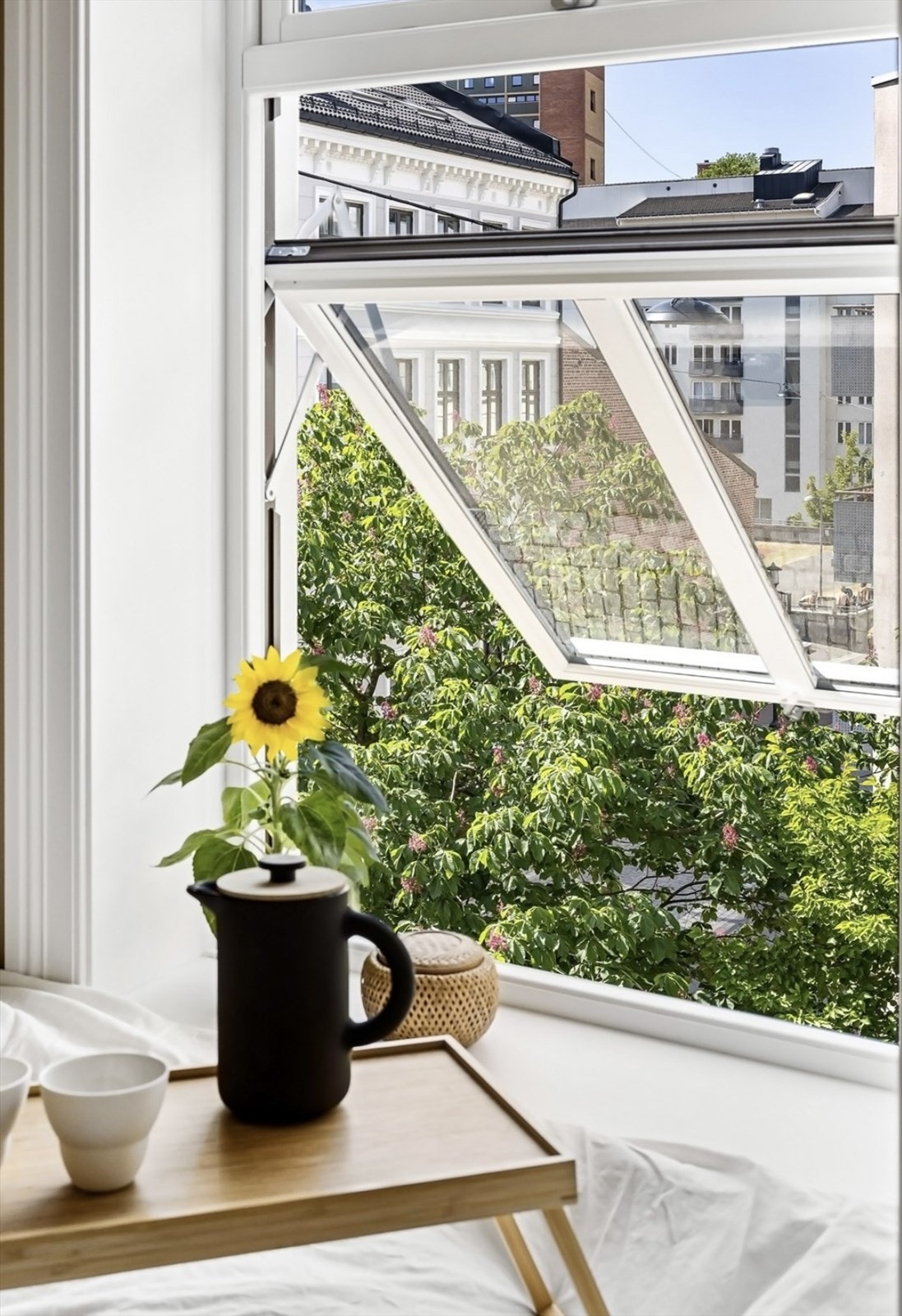 Vinduet vender ut mot miljøgate så her kan du sove godt om natta. Galleribilde