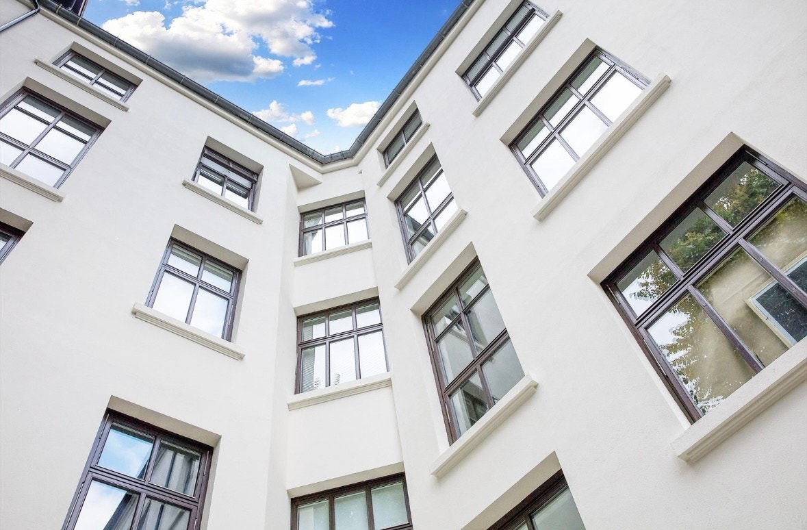 Fasaden mot bakgården er pusset opp i 2017 Galleribilde