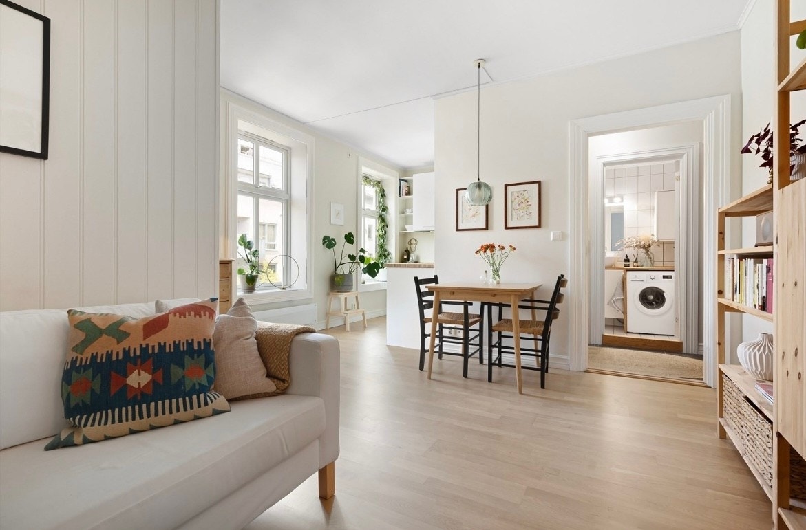 I stuen er det plass til sofagruppe med tilhørende møblement, samt spisebord. God takhøyde på 2,68 meter. Galleribilde