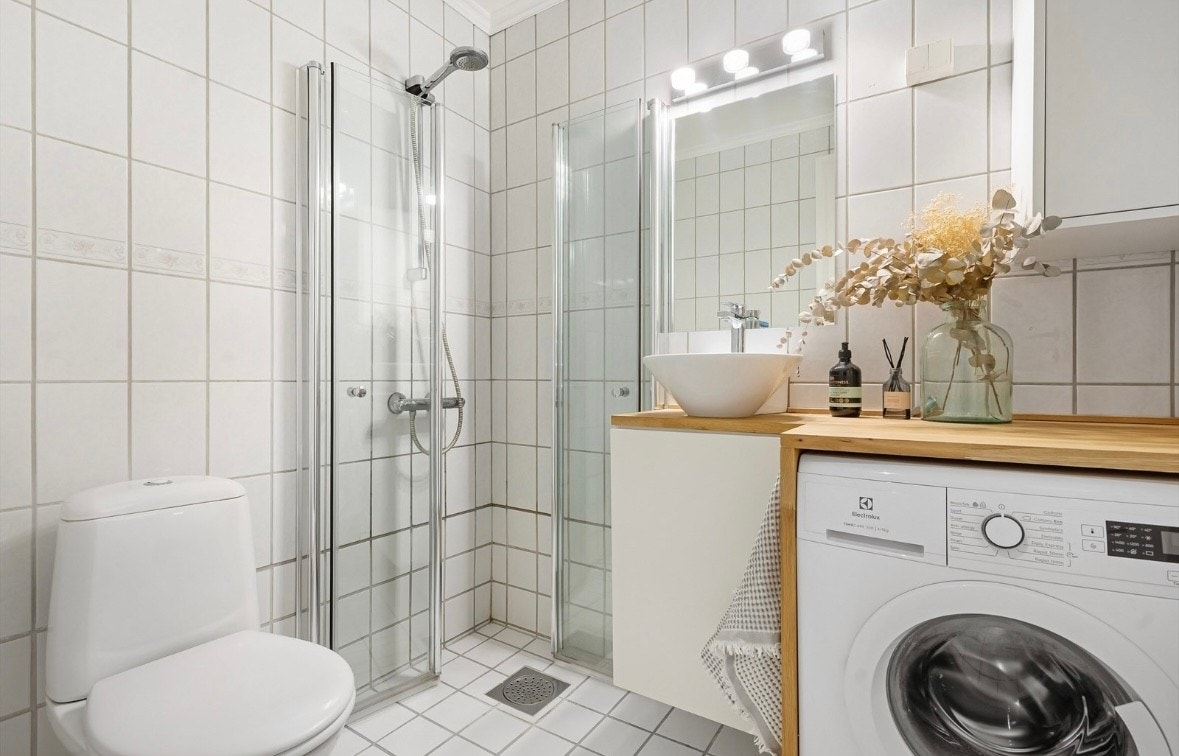 Pent bad fra 2003 i regi av borettslaget og opplegg til vaskemaskin. Rommet har elektriske varmekabler. Galleribilde