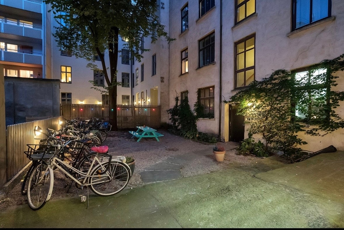 Borettslaget har en felles bakgård med sittegruppe og sykkelparkering. Galleribilde