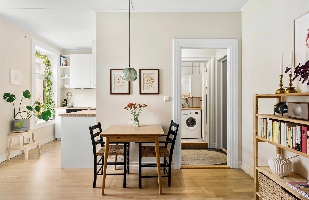 Alternativ planløsning? Endringer som er gjort i tilsvarende leilighet i blokka: Noen har flyttet kjøkkenet ut i stuen og bygget om leiligheten til en 2-roms leilighet (se vedlagt alternativ plantegning). Galleribilde