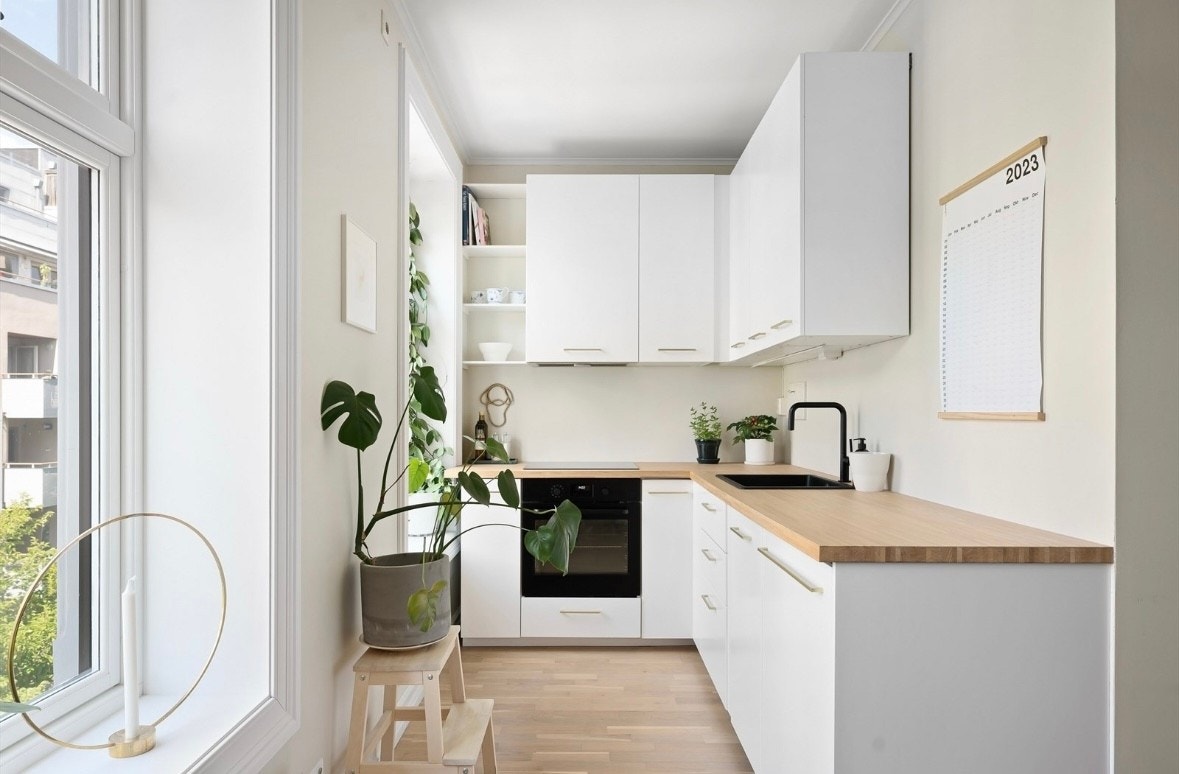 Integrerte hvitevarer: komfyr, induksjonstopp, oppvaskmaskin og kjøleskap. Disse medfølger salget. Galleribilde