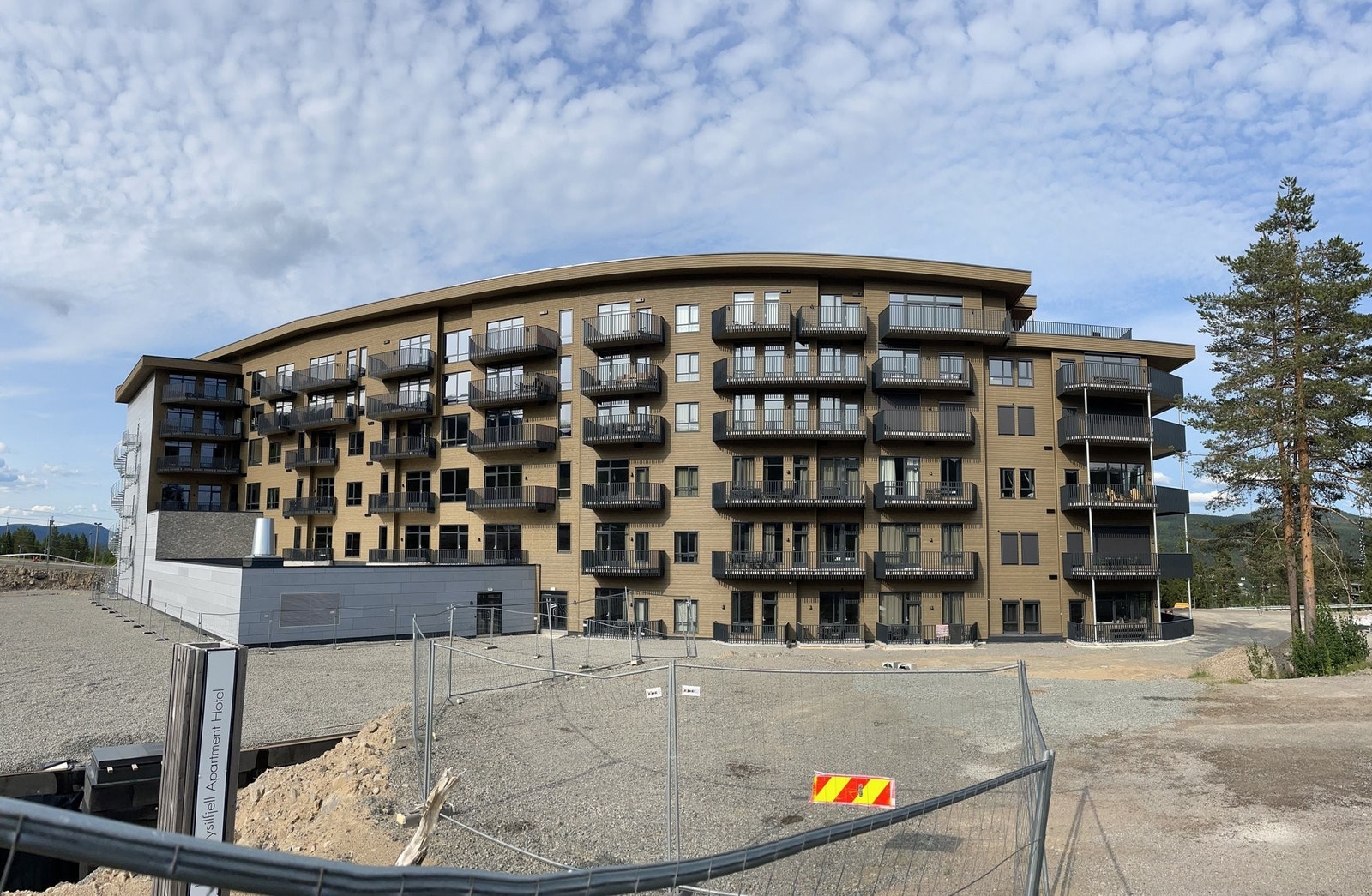 Fasaden på bygget, mot vest - ser rett i alpinbakken Galleribilde