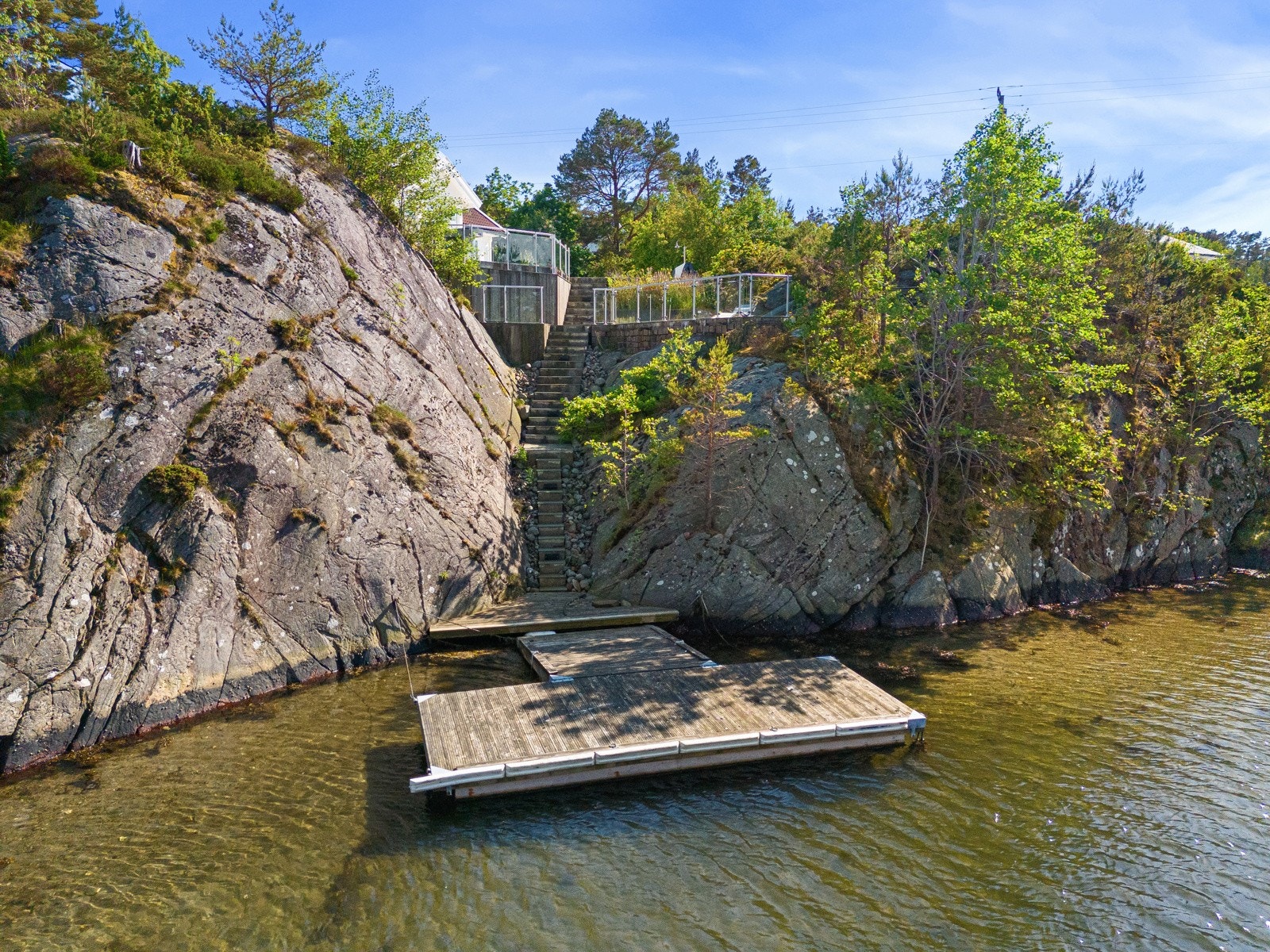 Det ligger en flytebrygge nederst i steintrappa. Flytebrygga ligger ikke på eiendommen Galleribilde