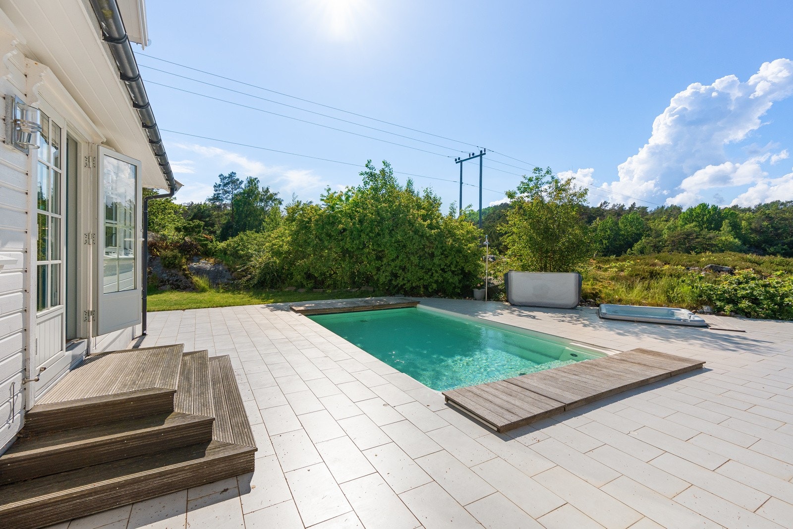 Solrik terrasse med basseng Galleribilde