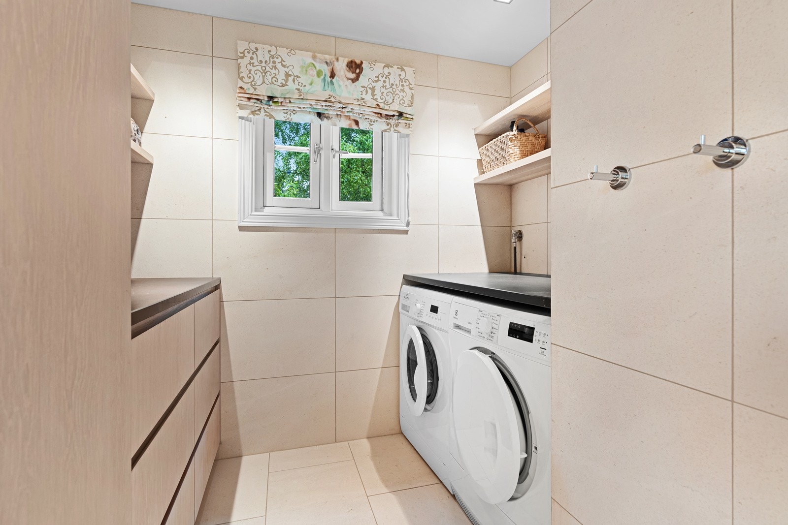 Badet har egen vaskeromsdel med praktisk innredning Galleribilde