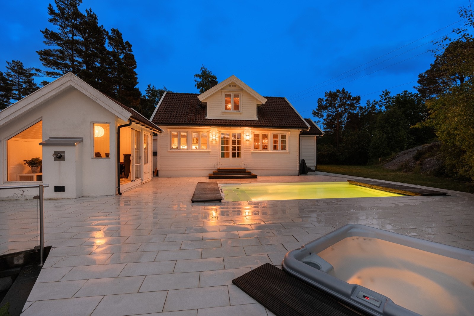 Lun kveldsstemning ved bassenget Galleribilde