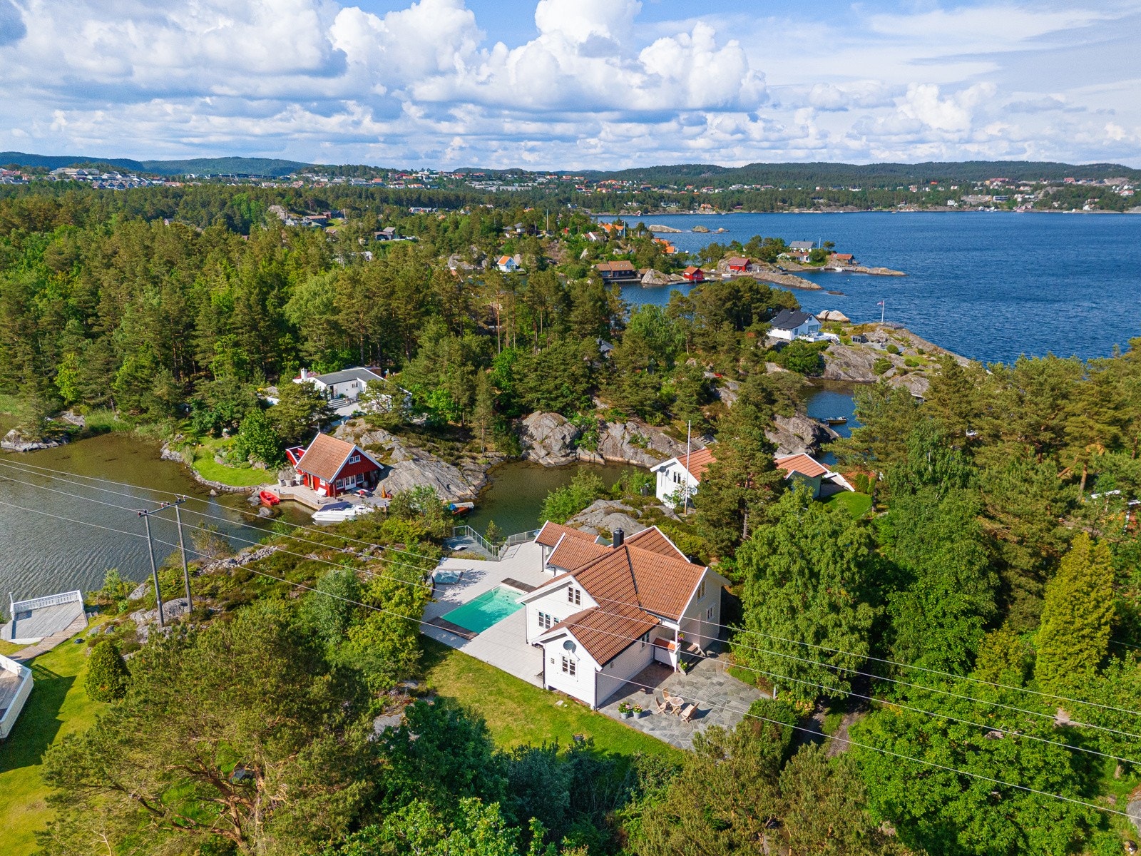 Hytta ligger usjenert til med mye grønt areal rundt og kort vei til skjærgården Galleribilde