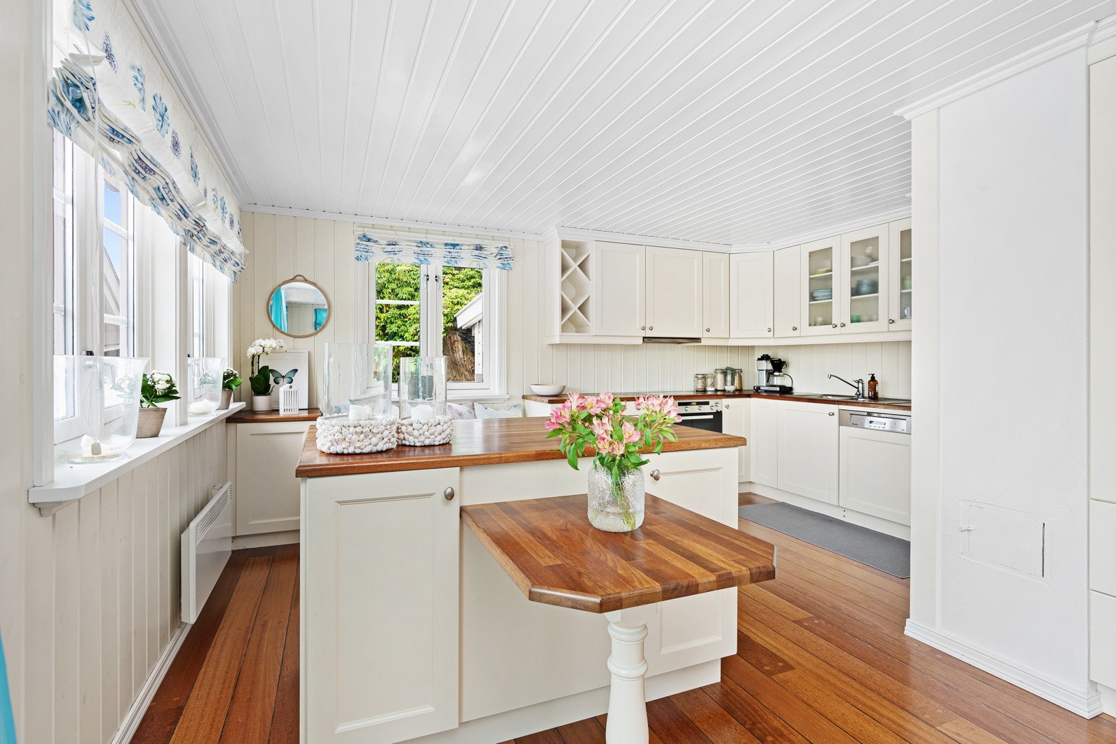 Pent kjøkken med praktisk kjøkkenøy. Galleribilde