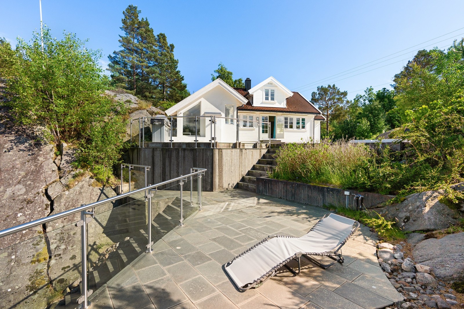 Steinlagt terrasse i le for vinden Galleribilde