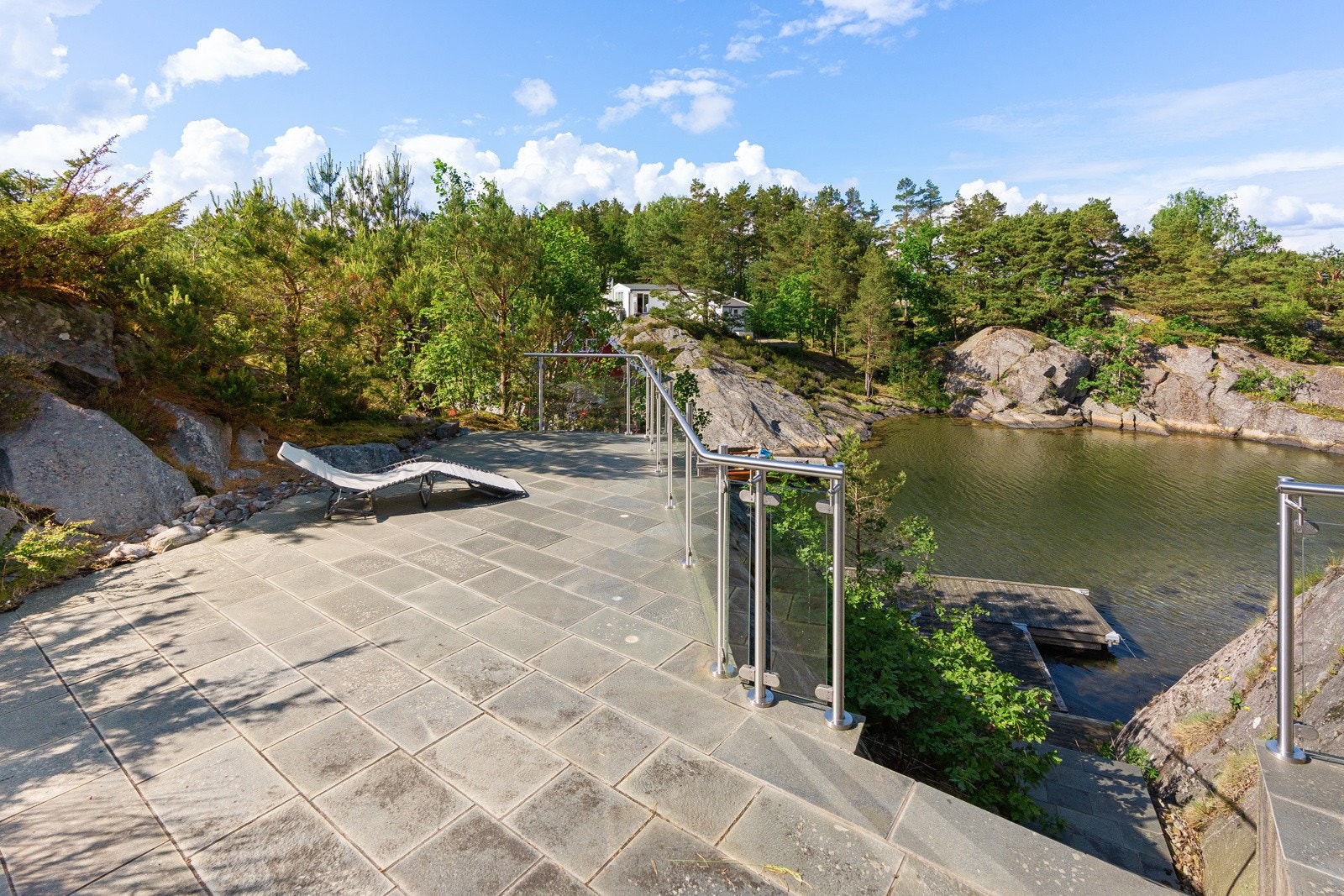 Lun terrasse med steindekke Galleribilde
