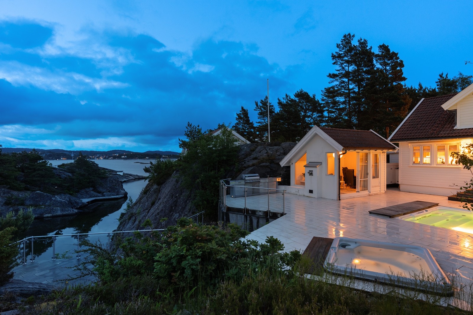 Kort vei ned til sjøen Galleribilde