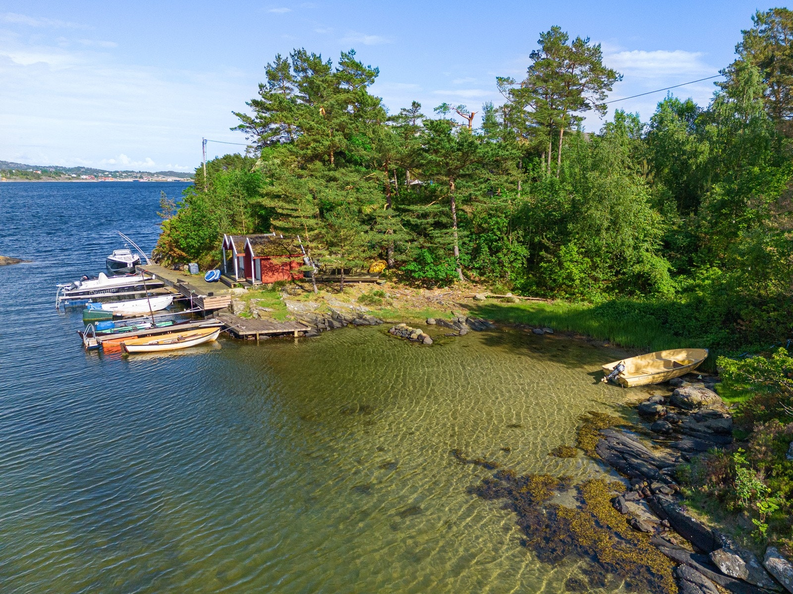 Badestrand og båtplass like i nærheten Galleribilde
