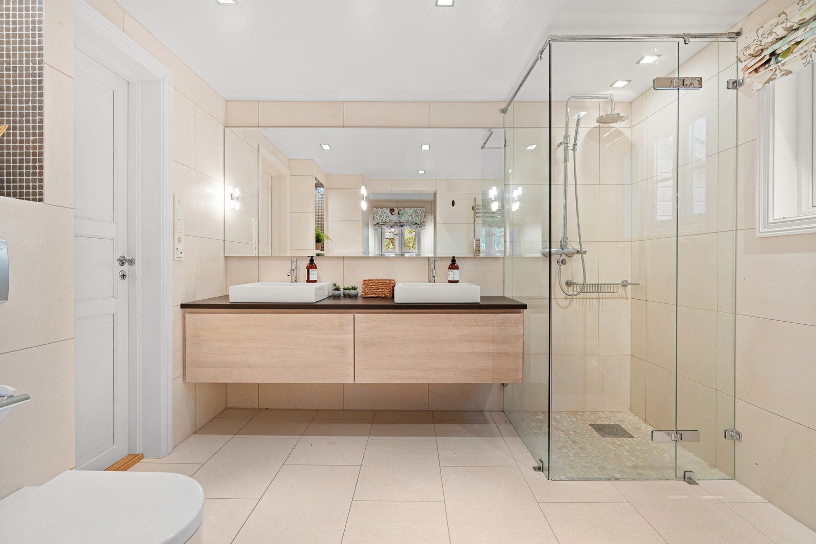 Utstyrt med 2 servanter og romslig dusj. Galleribilde