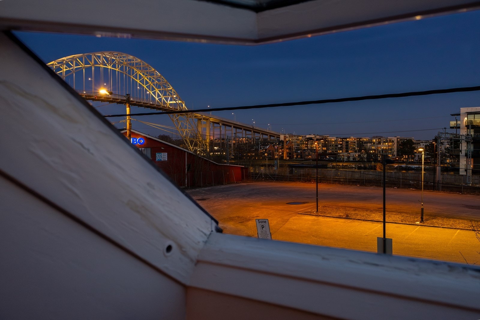 Utsikt fra kjøkkenet mot elven og Fredrikstadbrua - en fin kombinasjon av sentral beliggenhet og åpent landskap. Galleribilde