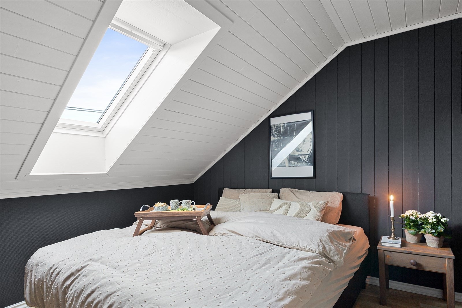 Hovedsoverom med nymalte vegger og tak, samt plass til seng og oppbevaringsløsninger. Galleribilde