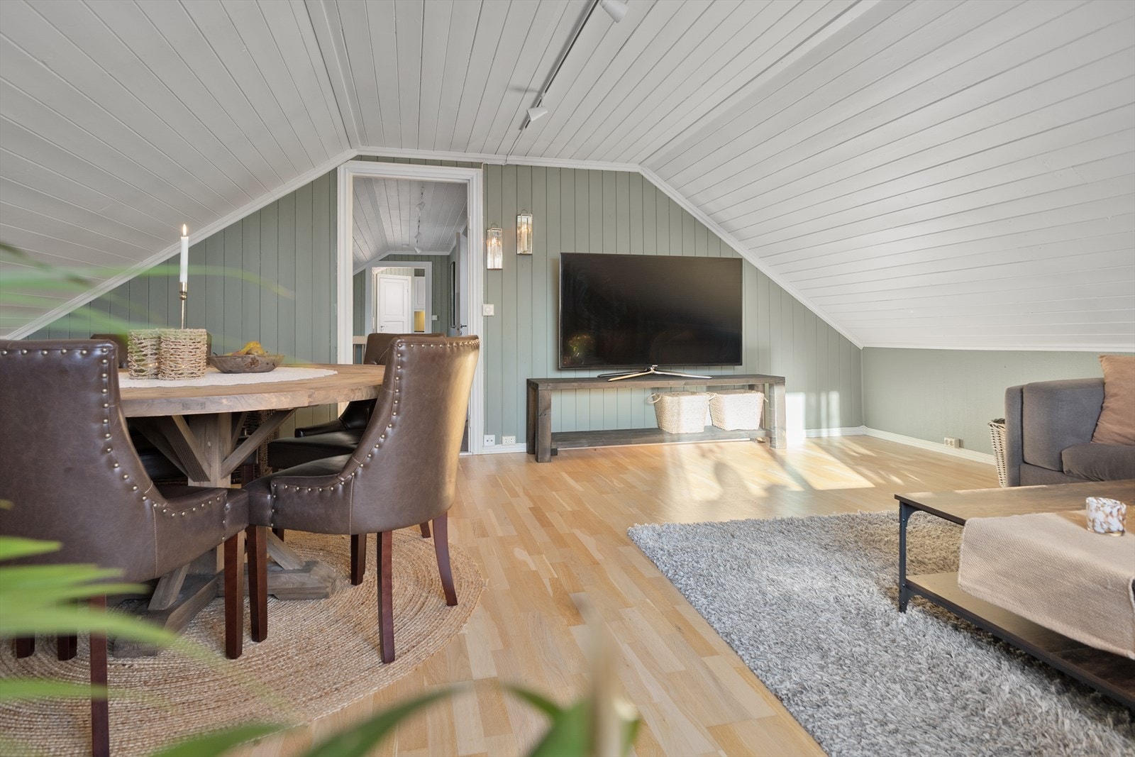 Stuen har fått et løft med nymalte tak og vegger, slipte gulv og nye spotter med dimmer som gir en moderne og behagelig belysning. Galleribilde