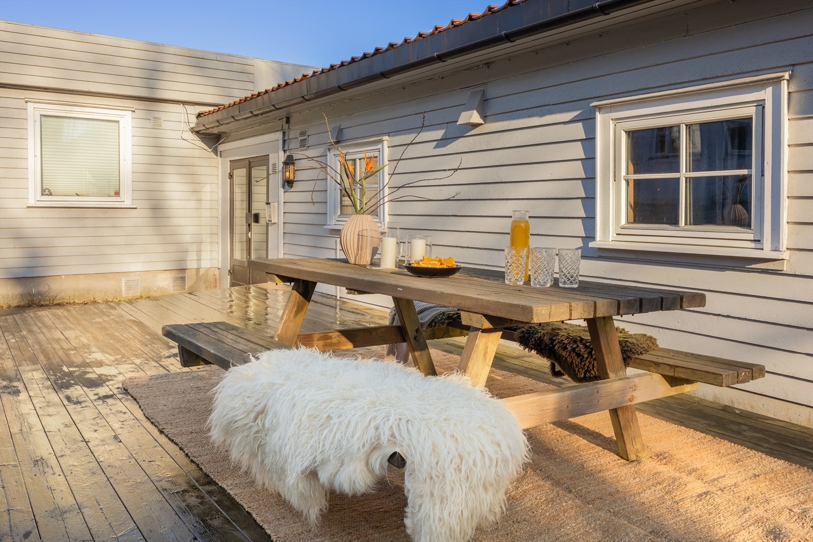 Trivelig uteplass med felles benk - et hyggelig samlingspunkt for beboerne. Galleribilde