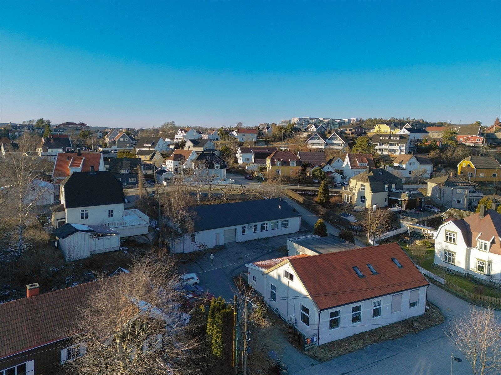 Sameiet består av fire seksjoner og har en felles tomt med parkeringsplasser og uteområde for beboerne. Galleribilde
