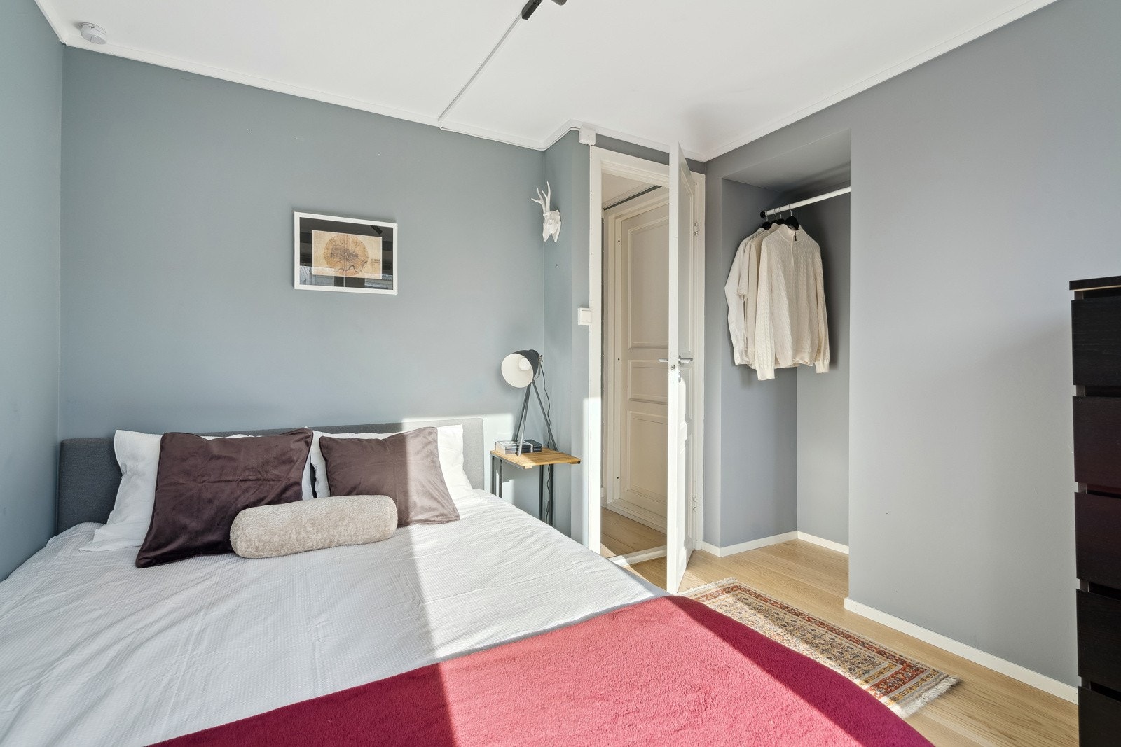 På soverommet har man en fin garderobenisje til oppbevaring av klær. Galleribilde