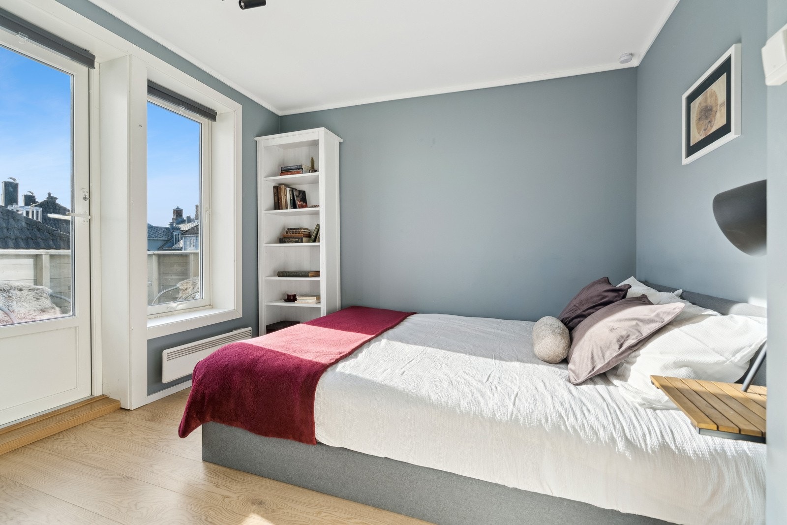 Innbydende soverom med nytt gulv og plass til både dobbeltseng og tilhørende møblement. Soverommet vender ut mot bakgård. Galleribilde