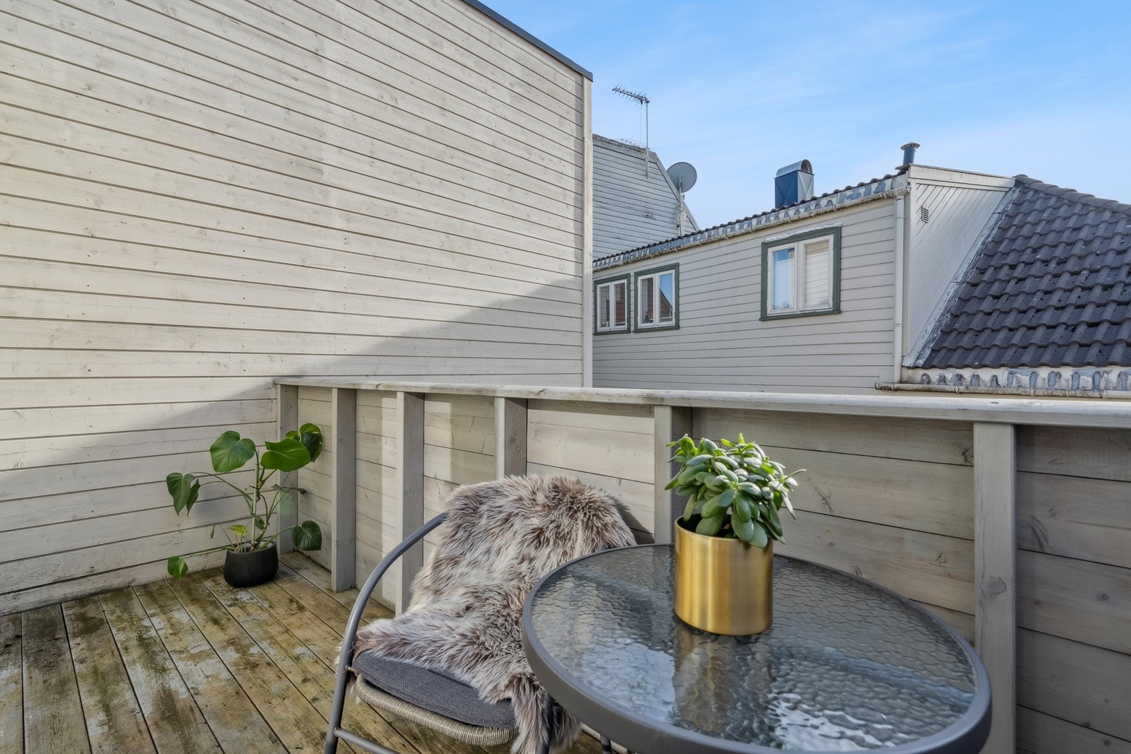 På sommeren er det sol fra morgen til kveld (omkring kl 9 - 23). På våren/ høsten fra midt på dagen til kveld. Galleribilde