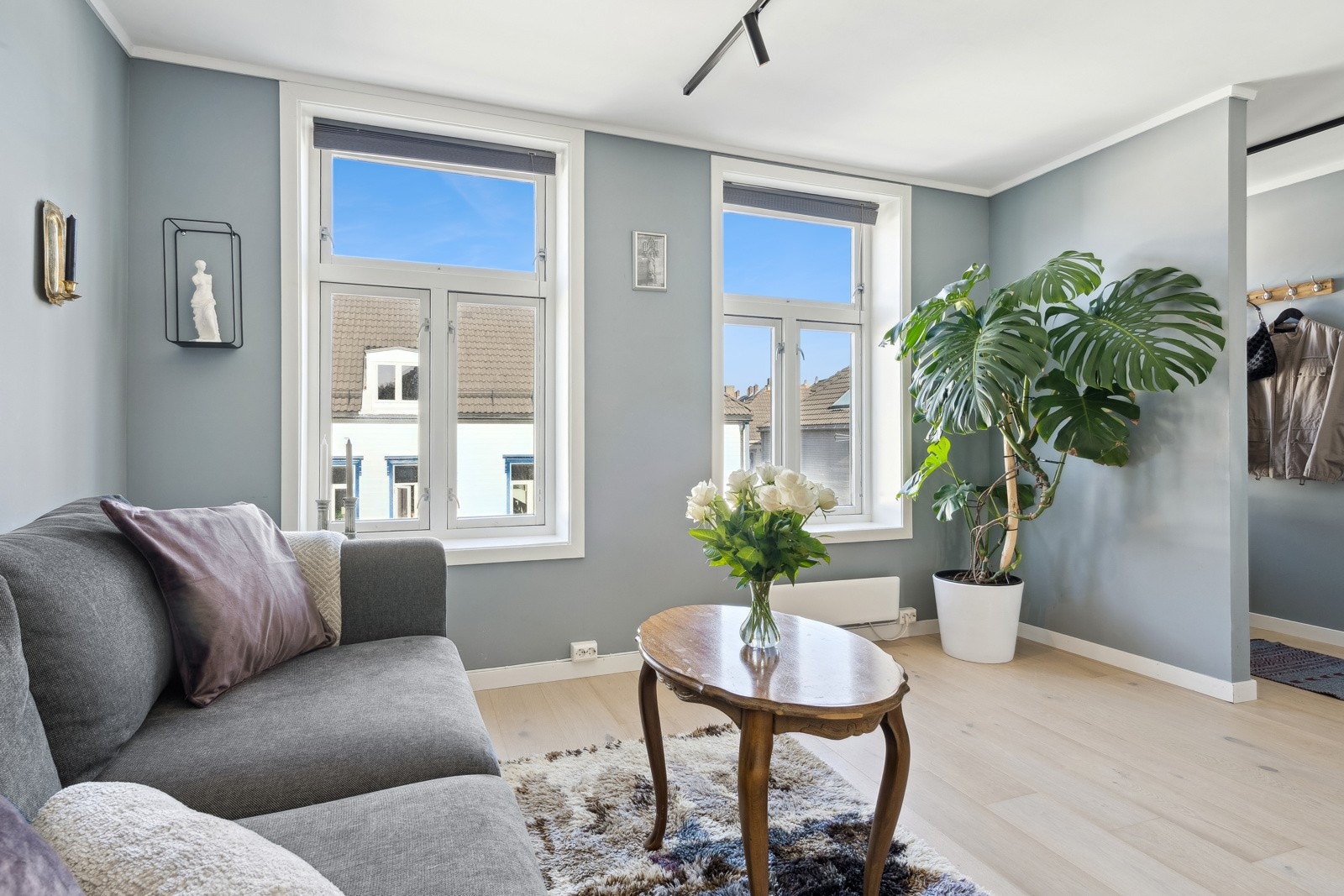 Stuen er lys og romslig med store vindusflater som slipper inn rikelig med naturlig lys. Galleribilde