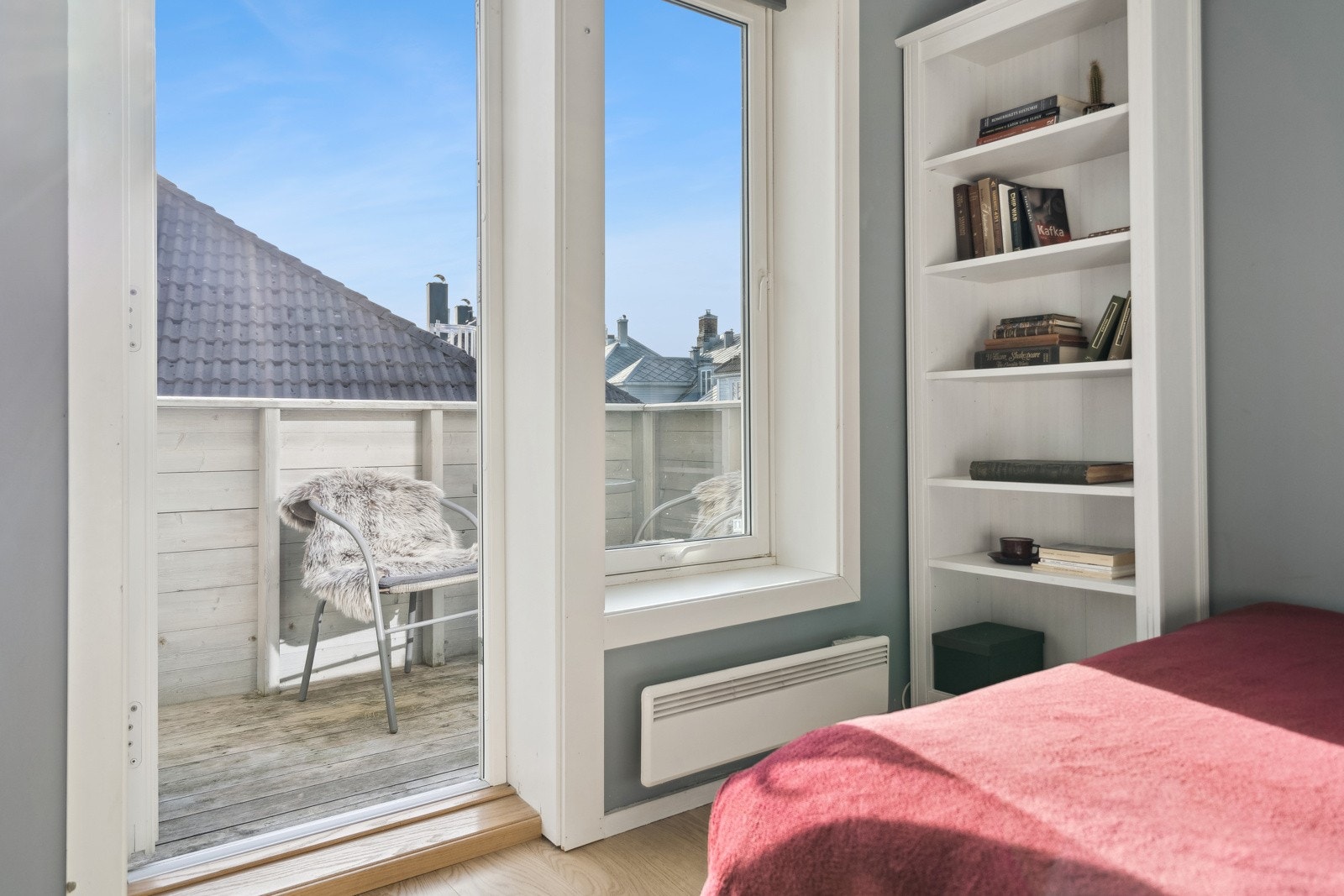 Fra soverommet har du utgang til en sørvest-vendt balkong på 5 kvm med masse sol! Galleribilde