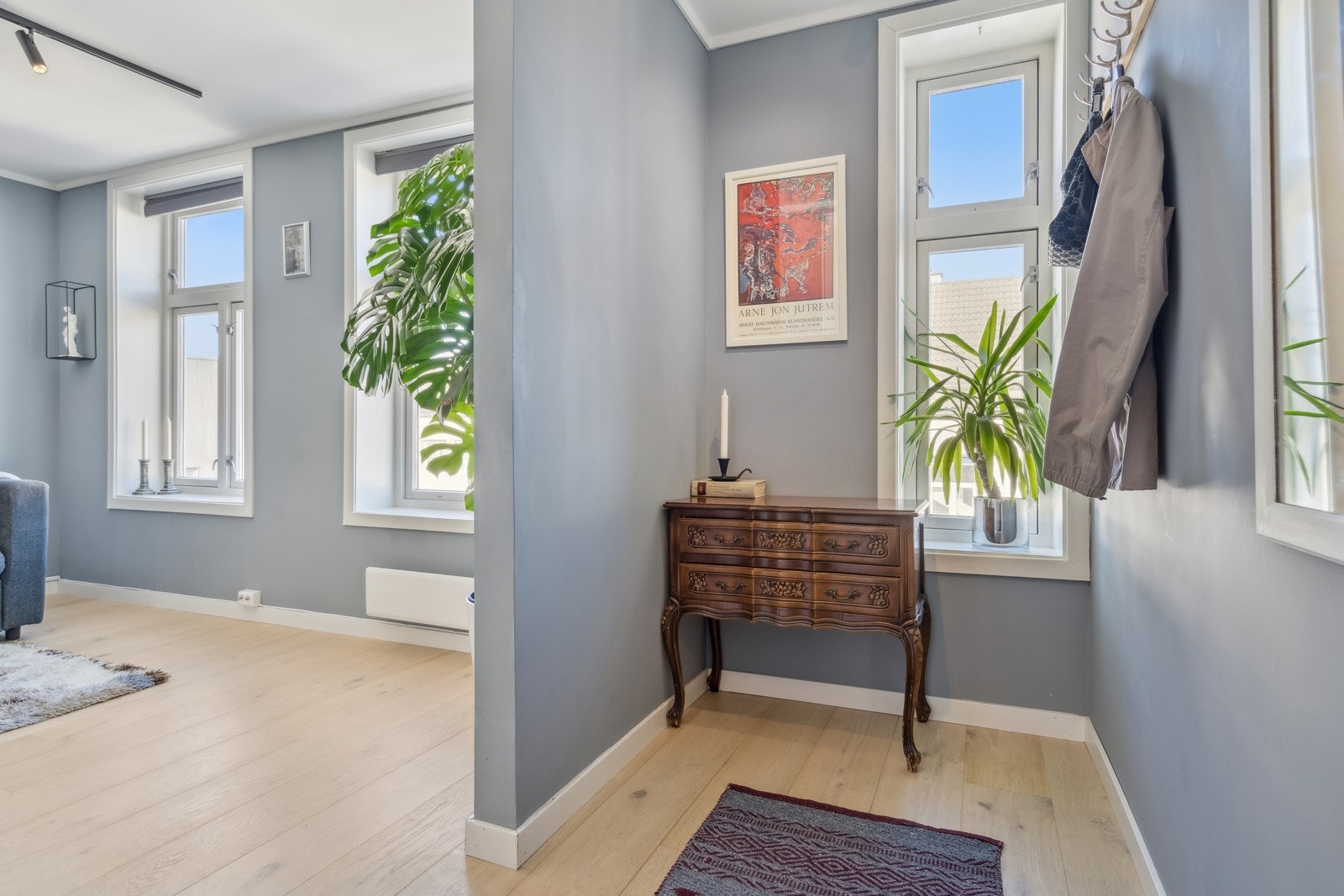 Lys og trivelig entré med god plass til oppbevaring av ytterklær. Her får du et godt førsteinntrykk av boligen! Galleribilde