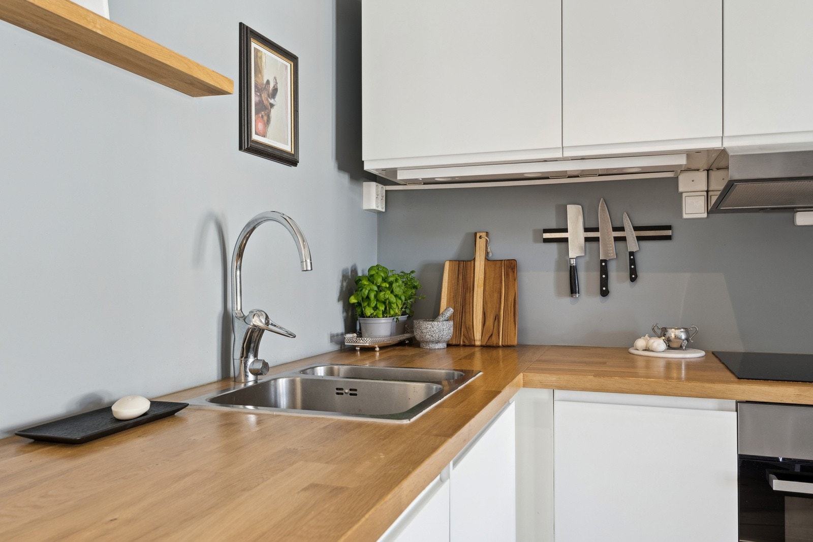 Kjøkkenet er utstyrt med integrerte hvitevarer som stekeovn, platetopp, oppvaskmaskin og kjøleskap med fryser. Galleribilde