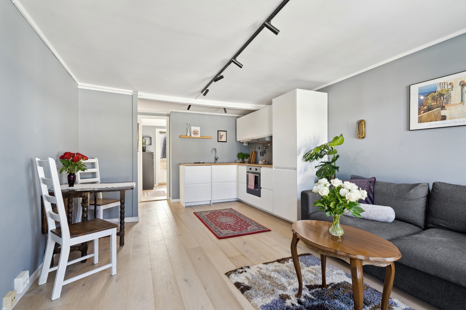 Leiligheten har en åpen stue/kjøkken-løsning som gir en god romfølelse. Galleribilde