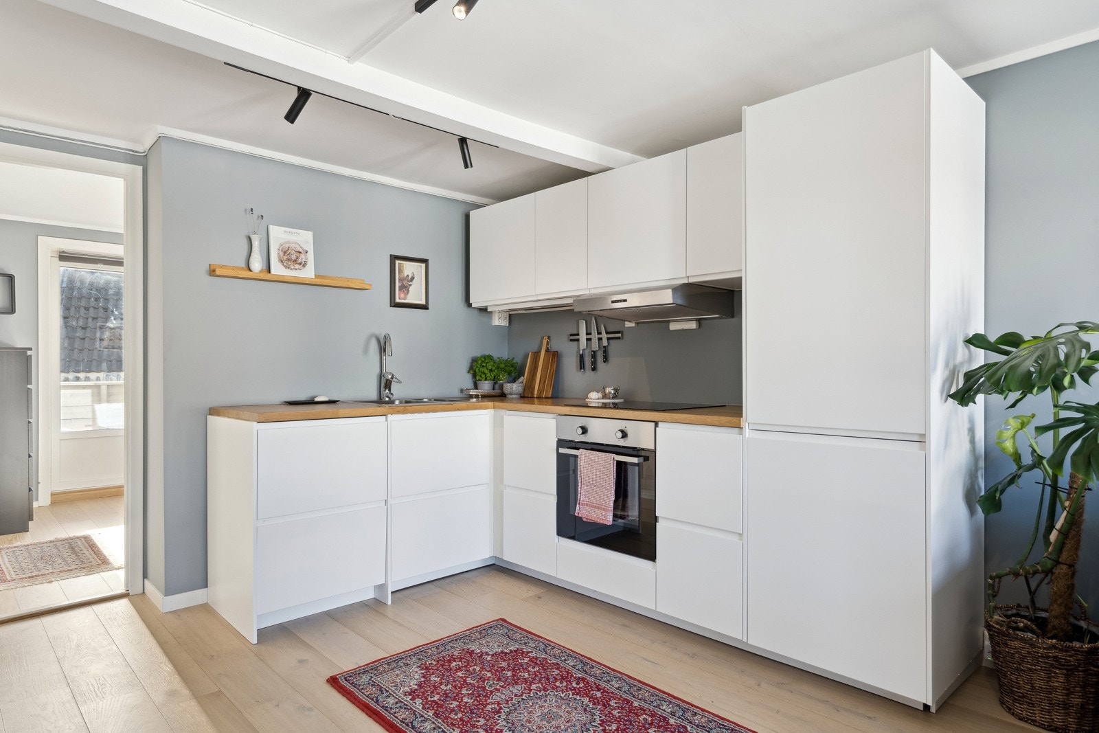 Leiligheten har en åpen kjøkkenløsning med en moderne kjøkkeninnredning fra 2019. Galleribilde