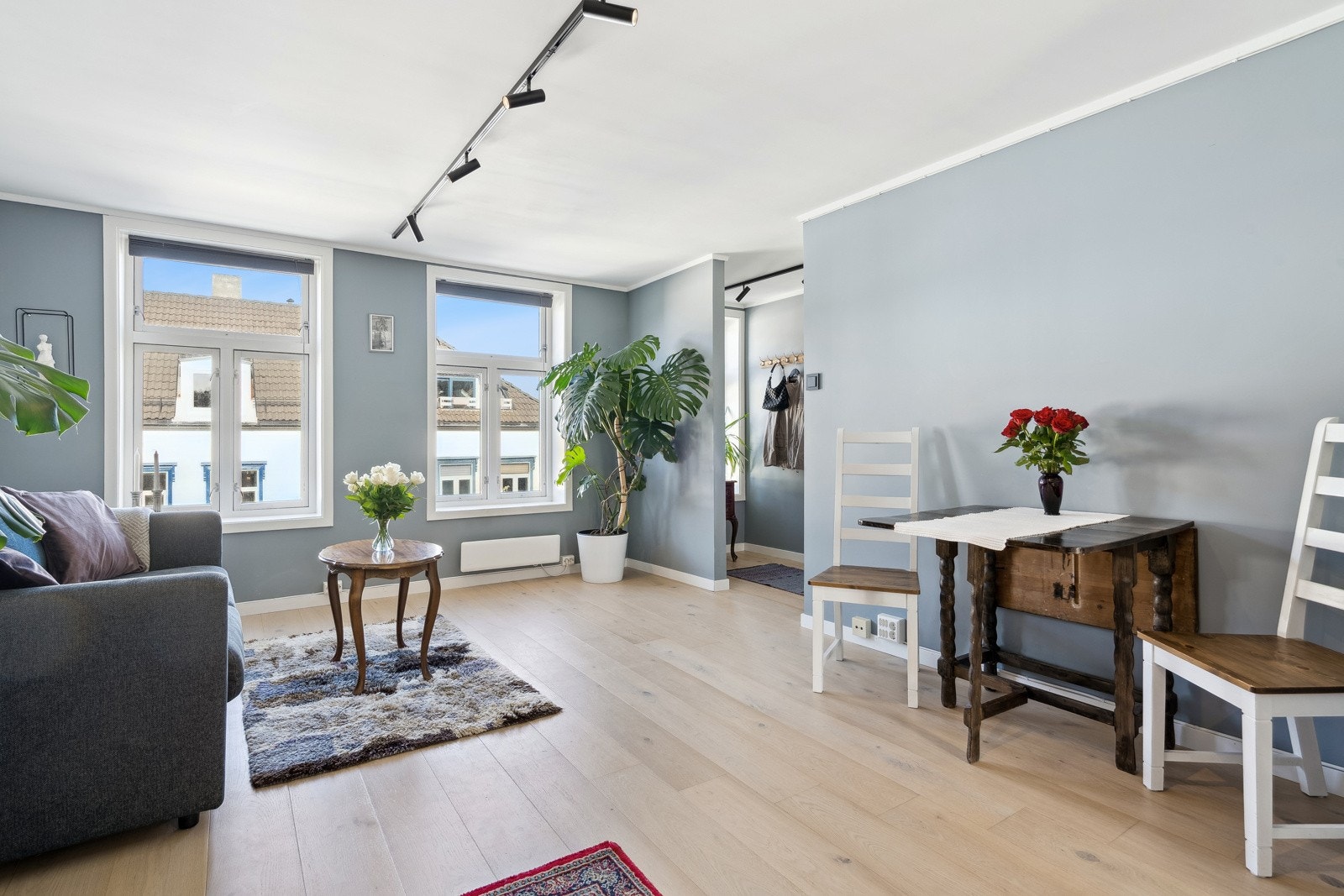 Her er det lekre interiørvalg med moderne parkettgulv, overflater og farger. Galleribilde