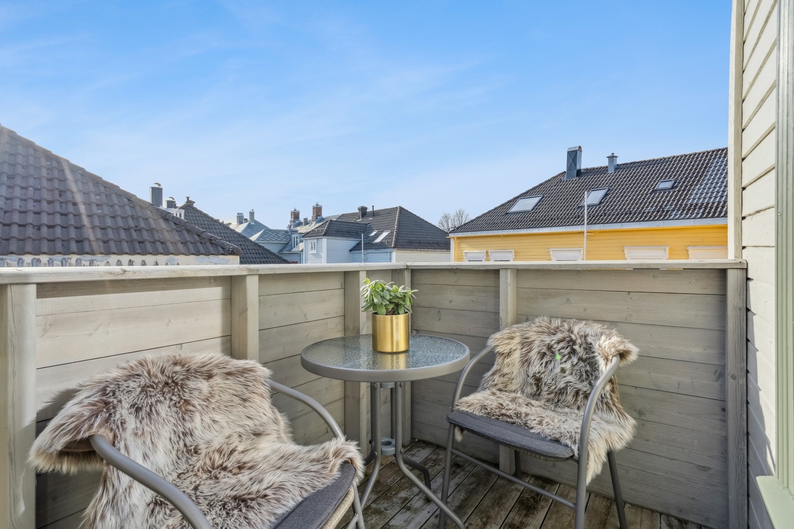 Her kan man nyte gode solforhold og herlige sommerkvelder, en solrik og skjermet balkong! Galleribilde