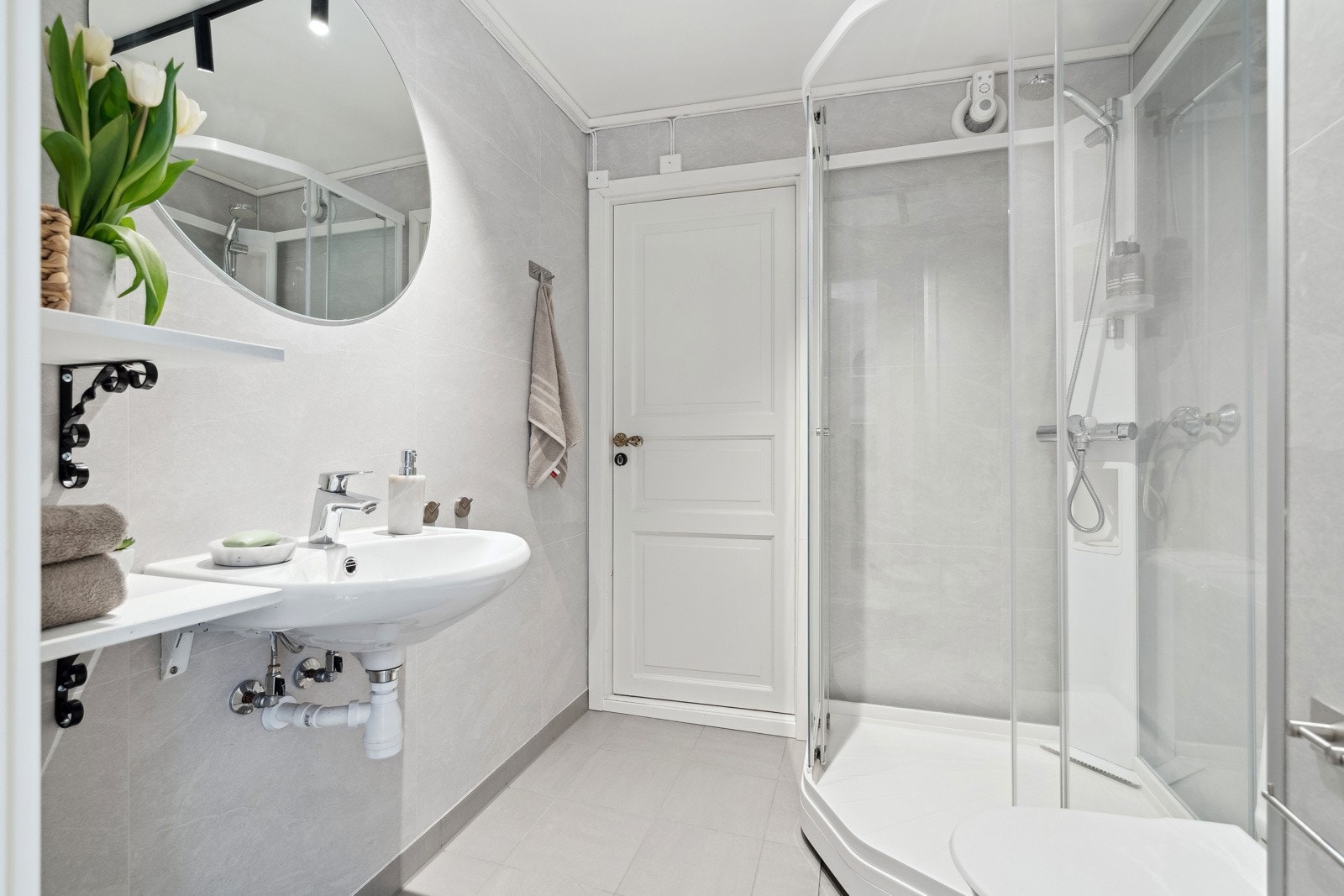 Baderommet er oppgradert i 2024. Det ble også satt inn ny automatisk vifte. (dør på bad er nødutgang samt utgang til kjellerbodene). Galleribilde