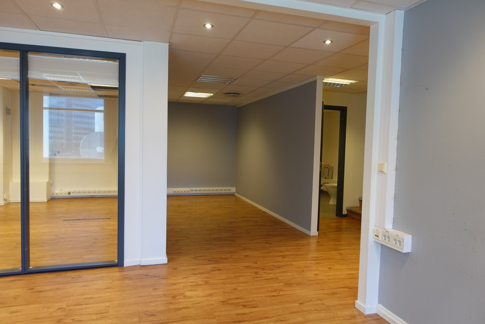 Toaletter innerst i lokalet Galleribilde