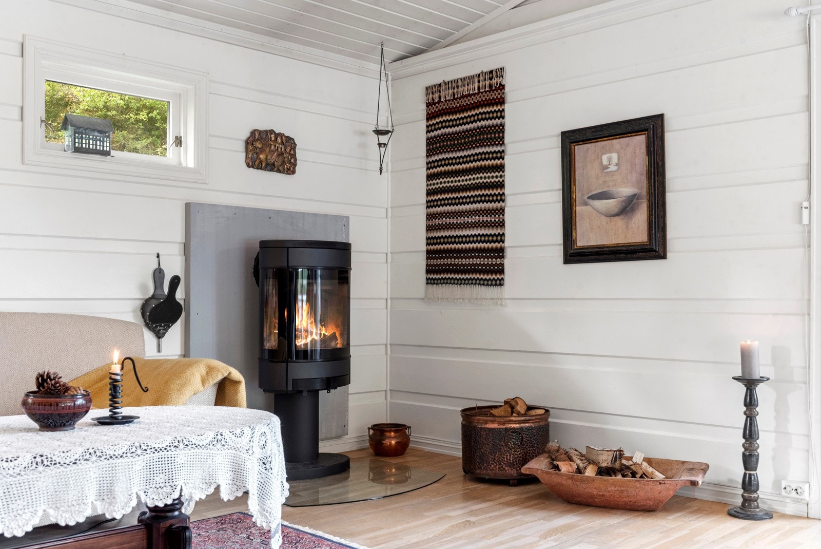 Oppvarming via vedfyring og panelovner. Galleribilde