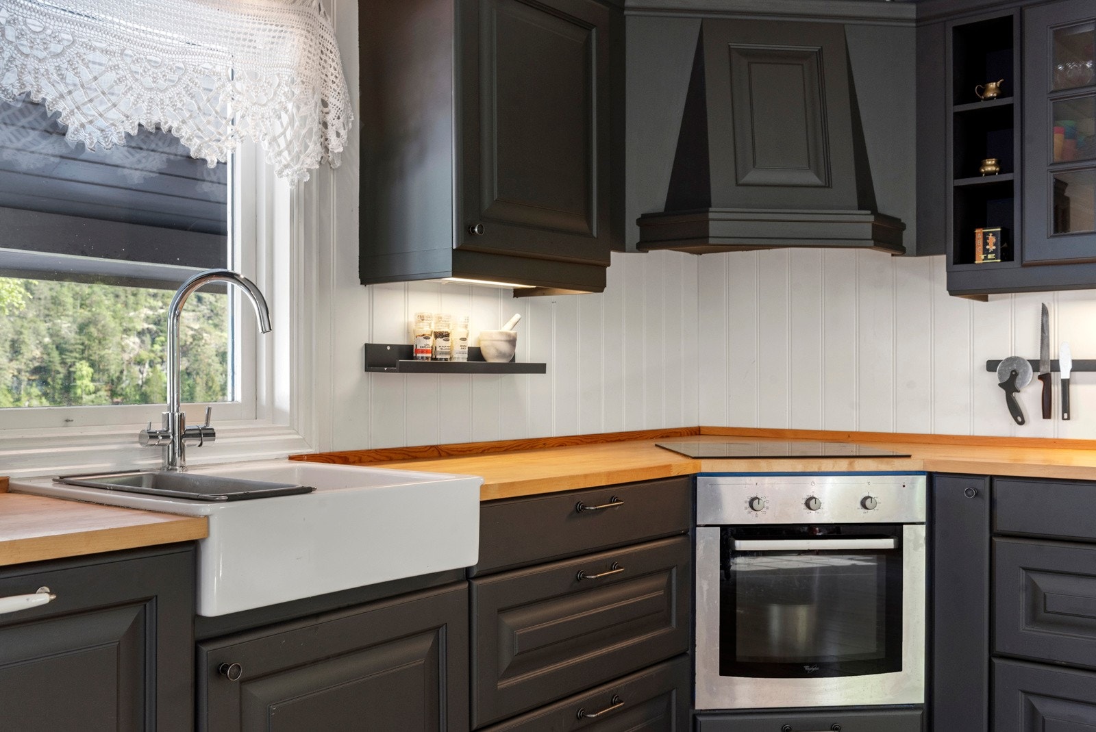 Her får du integrerte hvitevarer som oppvaskmaskin, stekeovn, induksjonstopp og kombinert kjøle-og fryseskap. Galleribilde