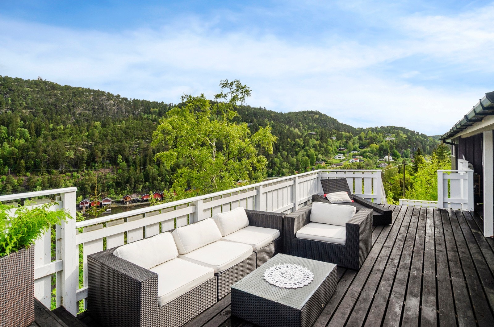 Romslig med oppbevaringsplass under terrassen. Galleribilde