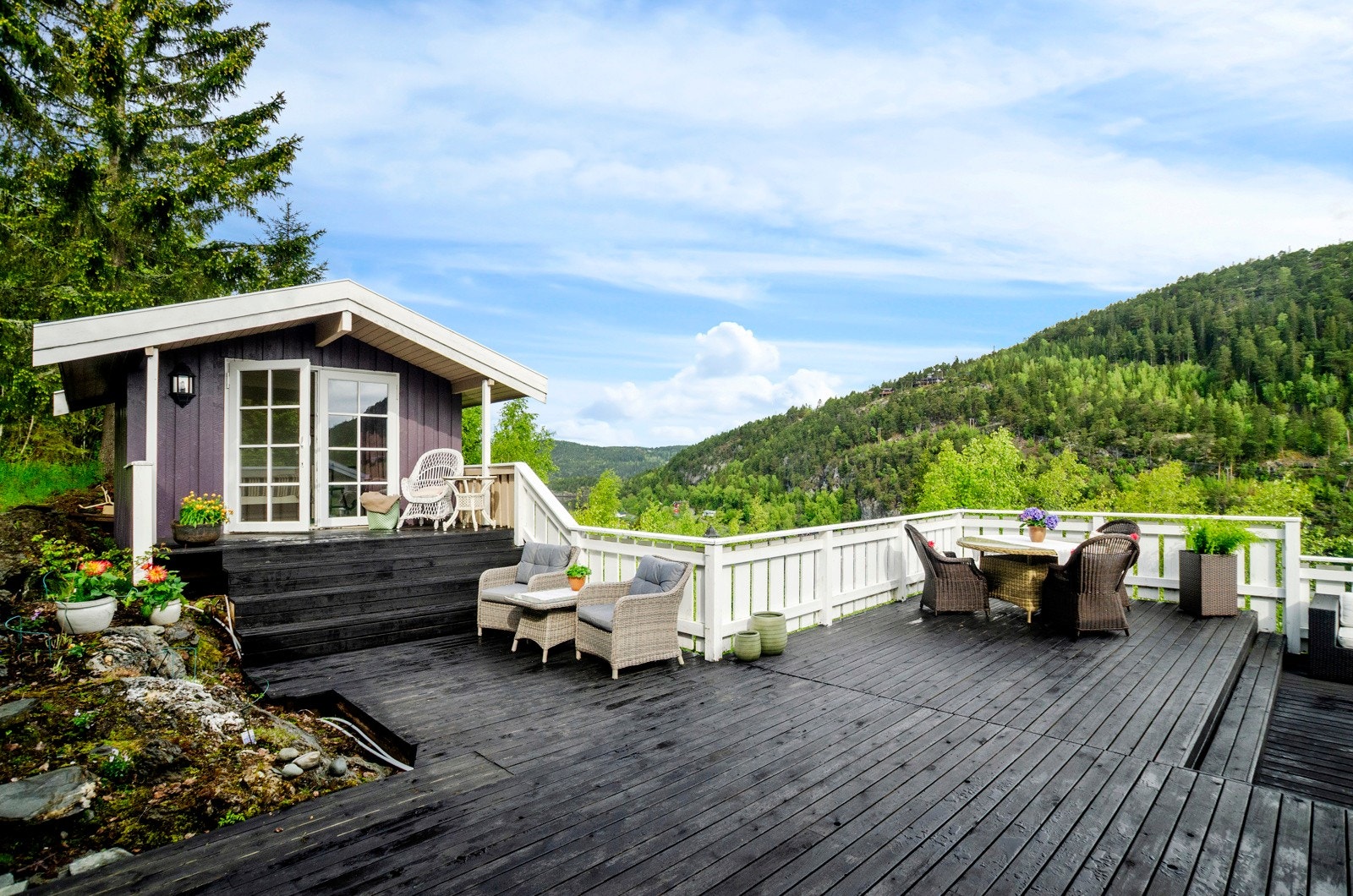 Hytten har sommervann, det kan hentes vann i felles brønnhus på parkeringsplassen året rundt. Galleribilde