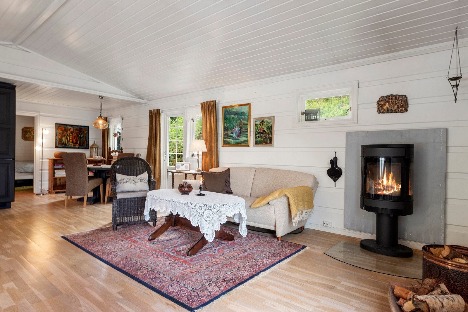 Oppholdsrommet har en praktisk planløsning byr på flere møbleringsmuligheter. Galleribilde