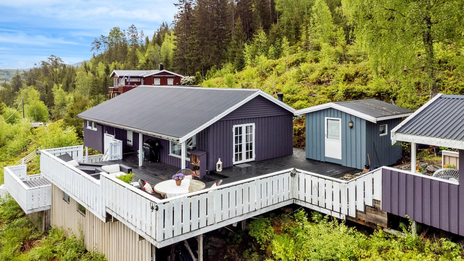 Romslig og solrik terrasse hvor du kan nyte solen fra morgen til kveld. Galleribilde