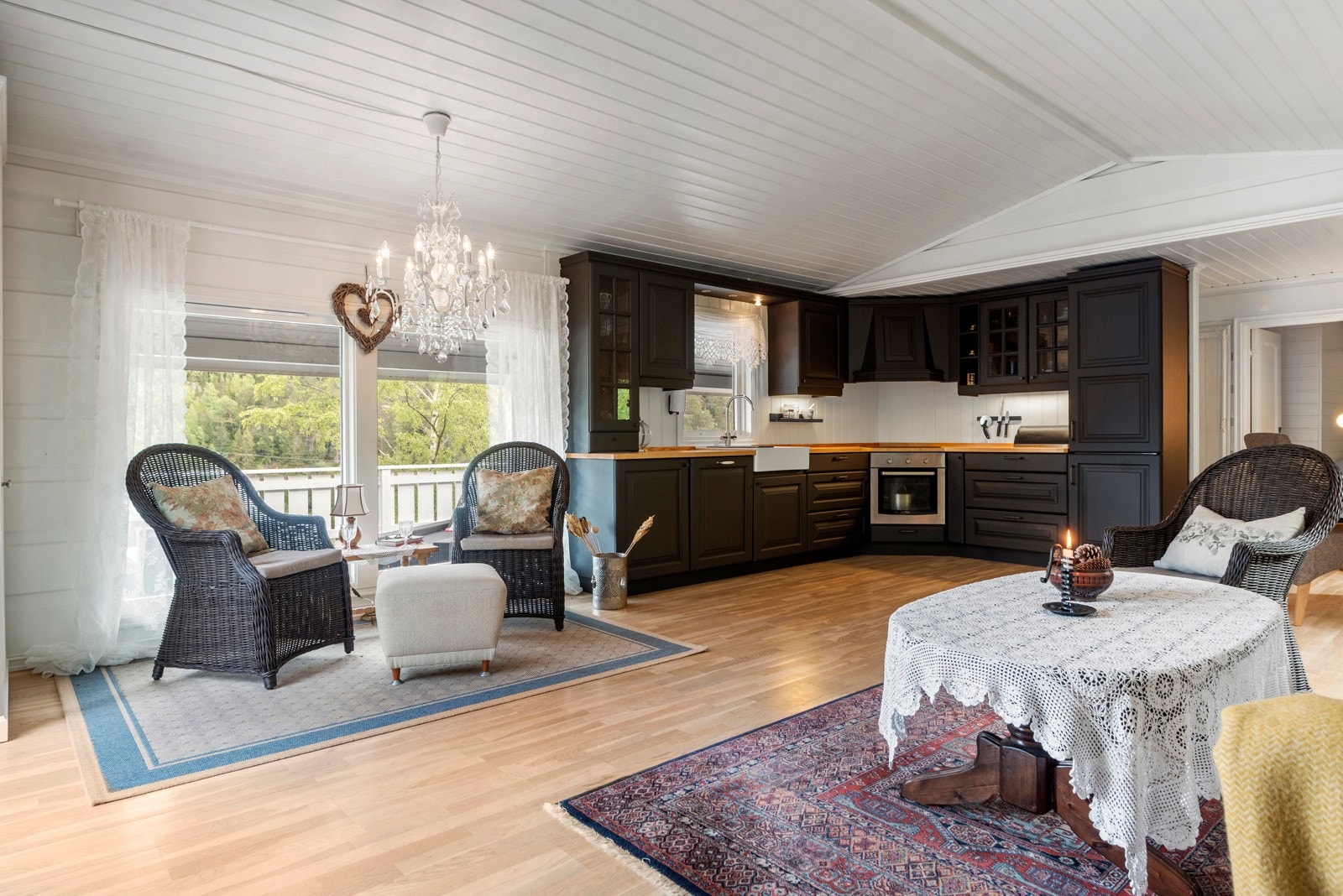 Hytten ble betydelig oppgradert i 2014. Kjøkkenet er i nyere tid malt for å gi et mer moderne uttrykk. Galleribilde