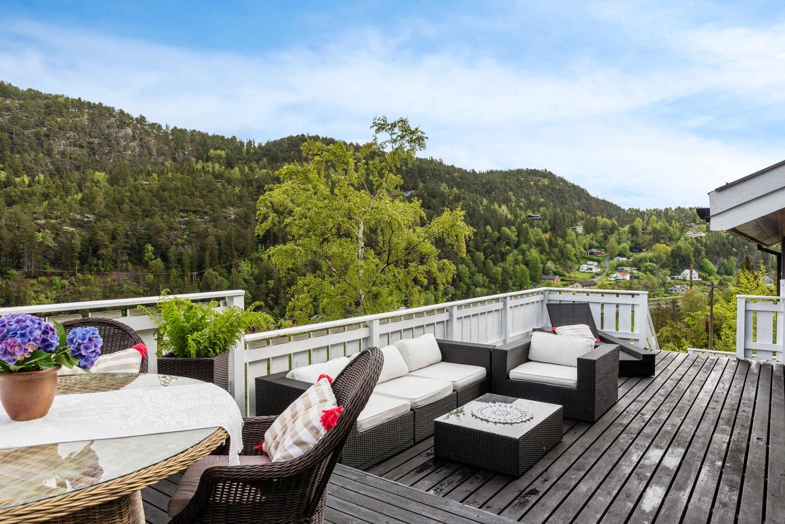 Kort vei til parkering - ca. 50-100 meter fra bilvei i sommerhalvåret. Galleribilde