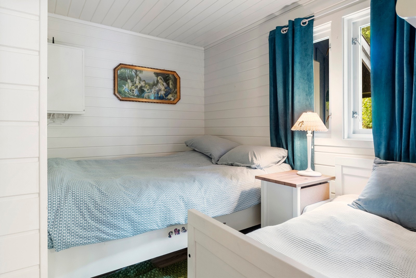 Inne i hytten finner du to soverom. Det minste soverommet er på 6 m² og er innredet med en dobbelseng og en barneseng. Galleribilde