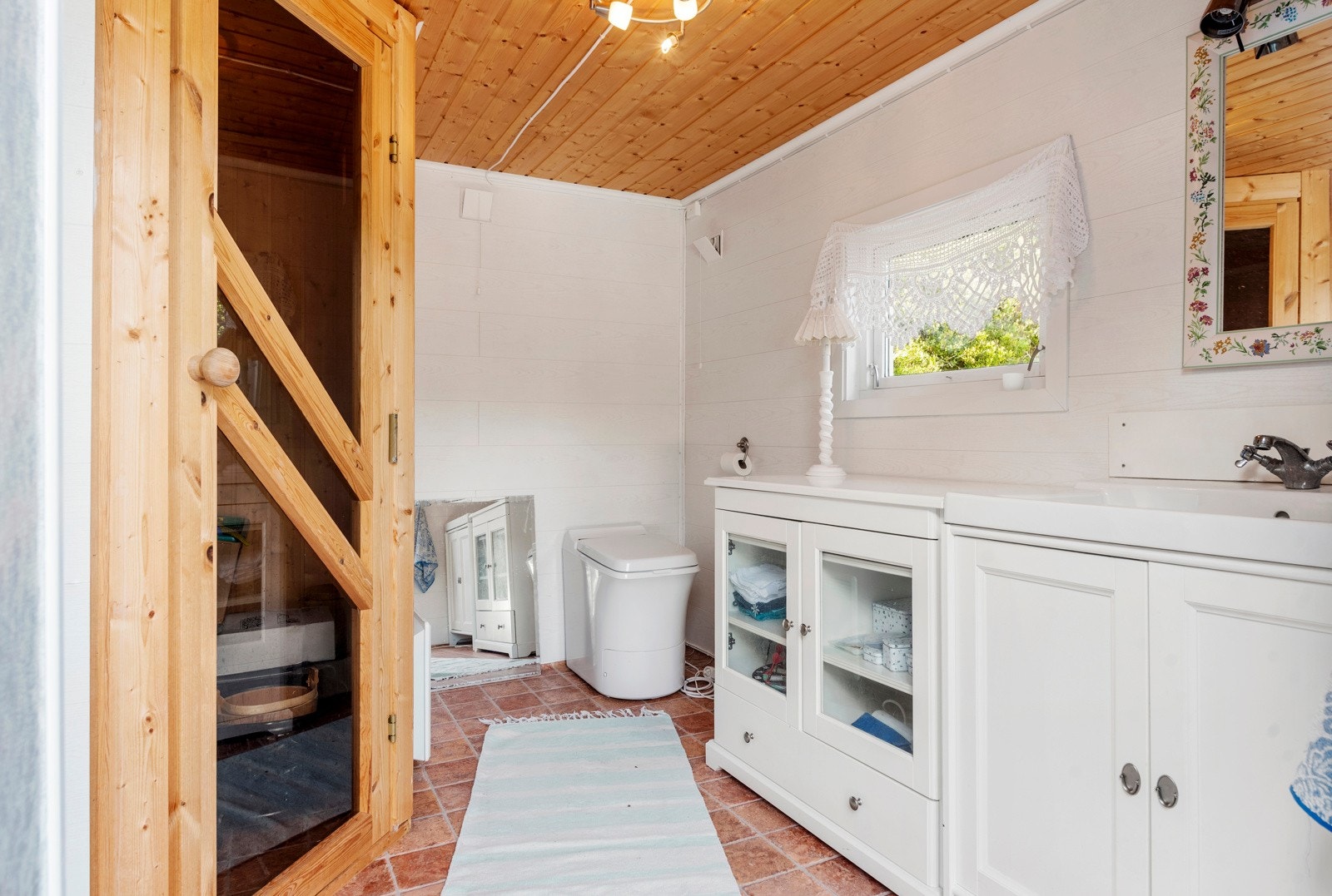 Bad på 8 m² med cinderella toalett, vask og dusj. Det er tilrettelagt for badstue, det er kjøpt inn ny ovn som ikke er montert. Galleribilde