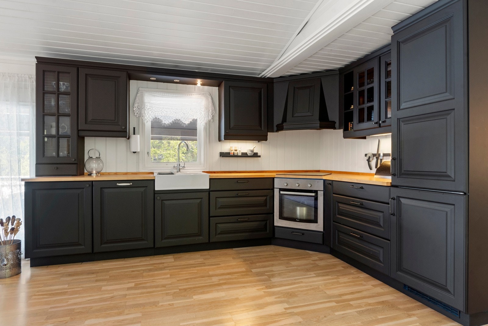 Moderne og lekkert kjøkken med god skap- og benkeplass. Galleribilde