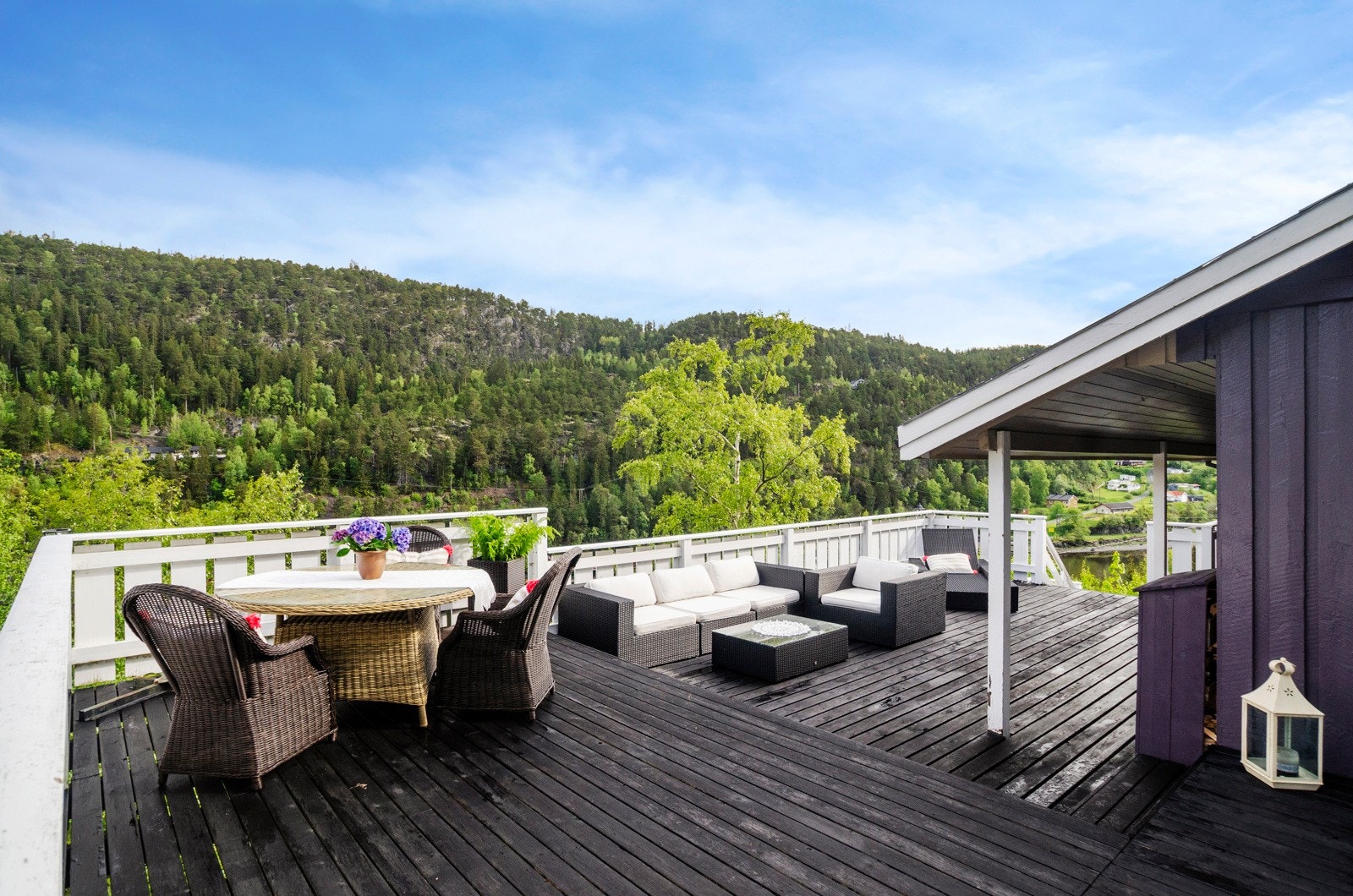 Terrassen byr på god plass til både spisegruppe og loungemøbler. Galleribilde